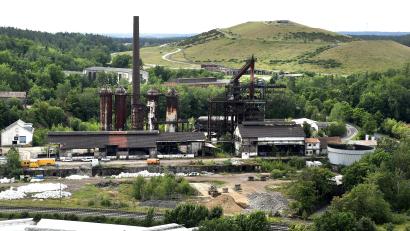 Archivbild: Petra Hartl
Archivaufnahme des Maxhütten-Areals in Sulzbach-Rosenberg – nur noch ein Teil der Industriebrache steht. Daraus könnte ein wertvolles Gewerbe- und Industriegebiet werden. Für die Sanierung und die Neubelebung gibt es erfolgversprechende Ansätze bei den Verhandlungen.