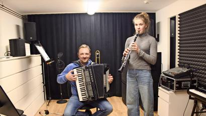 Bild: Torsten Ernstberger /fph
Tochter-Vater-Duo: Nach unzähligen gemeinsamen Stunden im hauseigenen Musikzimmer verstehen sich Klarinettenspielerin Anna Haberkorn und ihr Vater Thomas am Akkordeon nahezu blind.