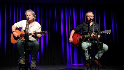 Bild: prh
Das Duo "Graceland" mit Thomas Wacker und Thorsten Gary (von links) begeistern in der Stadthalle mit der Weltmusik von "Simon & Garfunkel".