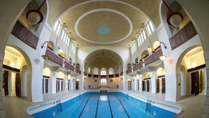 Archivbild: Daniel Karmann/dpa
Innenansicht der Schwimmhalle III im Volksbad in Nürnberg: Die Jugendstil-Perle kann frühestens Anfang 2026 oder später öffnen