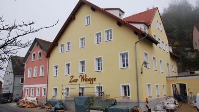 Archivbild: Andreas Royer
Die Waage war das älteste und tonangebendste Wirtshaus in Rosenberg. Nach Jahren des Leerstands wurde es zum Wohnhaus mit Arztpraxis und Friseurgeschäft umgebaut. Im Jahr 2018 konnten die ersten Bewohner einziehen. Die Tradition als Wirtshaus war aber für immer dort vorbei. Sepp Lösch hatte für den Bereich Rosenberg von insgesamt 20 Gastwirtschaften gesprochen.