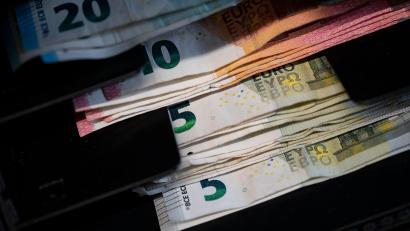Symbolbild: Marijan Murat
Aus der Kasse einer Tankstelle am Amberger Kurfürstenring haben Unbekannte Bargeld im höheren dreistelligen Bereich gestohlen.