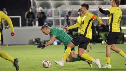 Bild: Dieter Jäschke
Mario Schmien (Zweiter von rechts), Kapitän des FC Amberg, bringt in dieser Szene Timo Kohler von der DJK Gebenbach zu Fall.