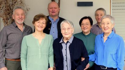 Bild: mab
Maria Lorenz freut sich zum 100. Geburtstag über die Glückwünsche ihrer fünf Kinder sowie den Besuch von Dritten Bürgermeister Joachim Schießl (hinten Mitte).