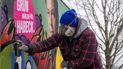 Bild: Stefan Puchner/dpa
Im Auftrag der Grünen gestaltet der Künstler Bernd Imminger beschädigte Wahlplakate neu.