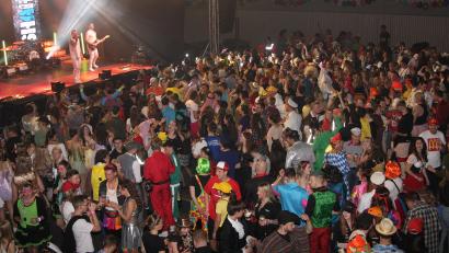 Bild: wro
Rund 1800 Leute in Partylaune und zwei Bands machten aus Wiesau eine Faschingshochburg.