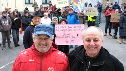 Bild: Hirsch
TV-Vorsitzender Andreas Eckl (links) und sein Stellvertreter Peter Haas (rechts) bekamen im Vorfeld der Kundgebung heftigen Gegenwind..
