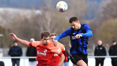 Bild: Büttner
Mauricio Göhlert (rechts) und die SpVgg SV Weiden schafften ein 3:3 gegen die SpVgg Hankofen-Hailing aus der Regionalliga.
