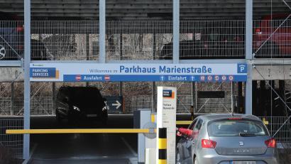 Symbolbild: Wolfgang Steinbacher
In diesem Parkhaus an der Marienstraße in Amberg hat eine Autofahrerin an einem Audi einen 2000-Euro-Schaden hinterlassen. Ein Zeuge bekam alles mit.