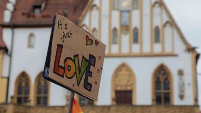 Bild: Wolfgang Steinbacher
Für eine vielfältige Zukunft: Bei der Kundgebung am Marktplatz hieß das Motto am Samstag in Amberg: "Wähl Liebe!"