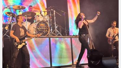 Bild: jua
"Forever Queen": In der Schwarzachtalhalle weckt die italienische Band "Queen Alive" Erinnerungen an die legendären Zeiten von Queen.