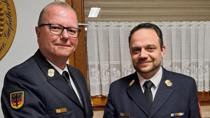 Bild: egl
Kreisbrandrat Christof Strobl (links) gratuliert Kreisbrandinspektor Michael Iberer zum Masterstudium.