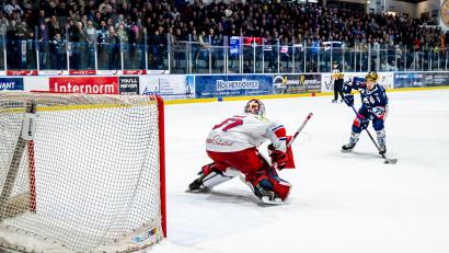 Bild: Elke Englmaier
Das letzte Derby gegen die Selber Wölfe entschieden die Blue Devils Weiden im Penaltyschießen für sich. Den entscheidenden Treffer landete Kapitän Tomas Rubes (rechts).
