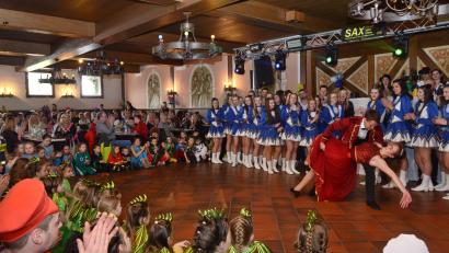Bild: bey
Im Bachofnersaal blieb kein Quadratzentimeter frei, der Saal war voll besetzt, als das diesjährige Faschingsprinzenpaar Sandro I. und Anna II. ihren Showtanz zeigten.