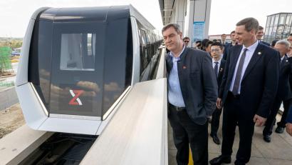 Bild: Peter Kneffel/dpa
Diese Magnetschwebebahn der oberpfälzischen Firmengruppe Max Bögl schaute sich Ministerpräsident Markus Söder (CSU) in China an. Ob es eine solche Bahn auch in seiner Heimatstadt Nürnberg gehen wird, ist weiter unklar. (Archivbild)