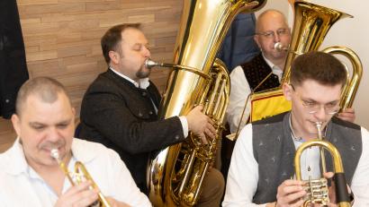 Bild: Roland Wellenhoefer
Hubert Schicker (Zweiter von links) reihte sich in die Stadtkapelle ein, wo er die Tuba spielte.