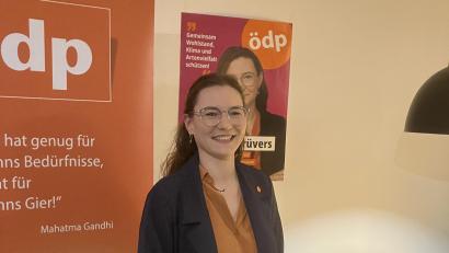 Bild: Alfred Damm/exb
ÖDP-Direktkandidatin Bianca Heistrüvers spricht beim Wahlkampfabschluss der ÖDP in Nabburg.