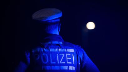 Symbolbild: Marijan Murat/dpa
Die Polizist sucht nach einem Dieb, der sich in einem Hofladen mit Waren im Wert von 100 Euro bediente.