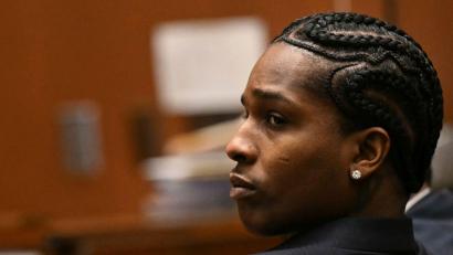 Bild: Patrick T. Fallon/AFP Pool via AP/dpa
Steht aktuell vor Gericht: US-Rapper Asap Rocky. (Archivbild)
