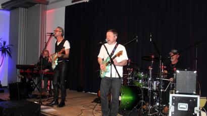 Bild: stg
Markus Burucker (Zweiter von links) und seine Band überzeugten im Foyer der Mehrzweckhalle.