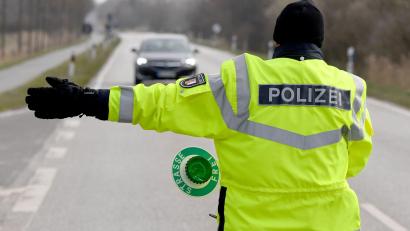 Symbolbild: Carsten Rehder/dpa
Bei einer Kontrolle an der Bundesstraße 303 stießen Polizeifahnder auf ein verbotenes Springmesser im Gepäck eines Reisenden.