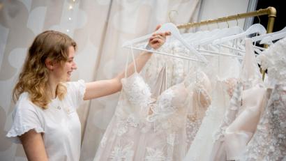 Symbolbild: Hauke-Christian Dittrich/dpa
Kerstin und Celina Dobner haben es Hochzeitsträume angetan.