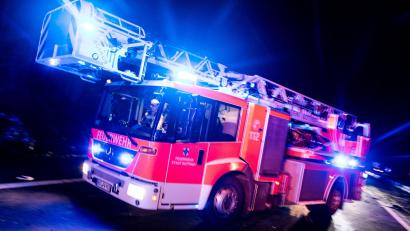 Symbolbild: Marcel Kusch / dpa
Zum Einsatz kam auch eine Drehleiter der Weidener Feuerwehr, von der aus der Brand im Dachstuhl bekämpft wurde.