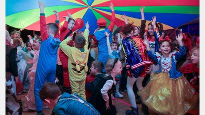 Bild: Wolfgang Steinbacher
Hoch die Hände – Wochenende! Auch der zweite Kinderfasching der Narrhalla Rot-Gelb Amberg im ACC war eine große Spaßveranstaltung.