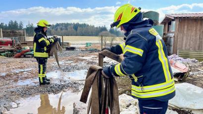 Bild: Gabi Schönberger
Elf Feuerwehren waren am Montag in Rotzendorf bei Püchersreuth im Einsatz, weil ein Misthaufen sich vermutlich selbst entzündet hatte.