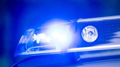 Symbolbild: Lino Mirgeler/dpa
Die Polizei ermittelt wegen mehrerer Vergehen nach dem Strafgesetzbuch und sucht Zeugen.