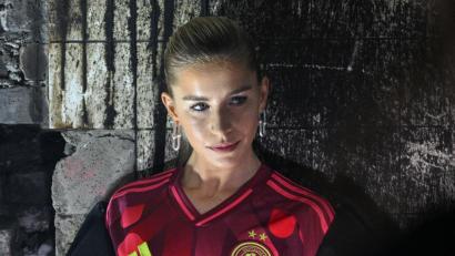 Bild: Jens Kalaene/dpa
Auch Influencerin Caro Daur zeigte sich schon in dem neuen Trikot. (Archivbild)