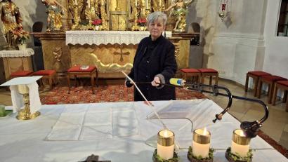 Bild: soj
Mesnerin Gabi Filberth ist mit ganzem Herzen beim Dienst am Altar bei der Sache.