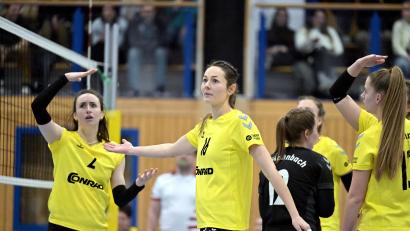 Bild: Hubert Ziegler
Verzweifelt wegen der 1:3-Heimniederlage gegen den MTV Rosenheim: Spielertrainerin Conny Sollfrank vom SV Hahnbach reklamierte mit Mannschaftskameradin Elisabeth Kiehn (links) den letzten Punkt beim Stuhlschiedsrichter.