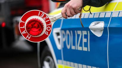 Symbolbild: Jan Woitas/dpa
Einen überladenen Holztransporter stoppte die Polizei bei Heimhof.