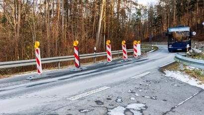 Bild: Hösamer
An der "Schwabkurve" zwischen Wiefelsdorf und Naabeck (Stadt Schwandorf) hat der Hang nachgegeben. Rund 700.000 Euro sind für die Sanierung der Kreisstraße SAD 5 an dieser Stelle vorgesehen.