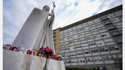 Bild: Andrew Medichini/AP/dpa
Papst Franziskus muss länger im Gemelli-Krankenhaus bleiben, wo auch schon sein Vorvorgänger Johannes Paul II. behandelt wurde. An den polnischen Papst erinnert dort heute ein Denkmal.