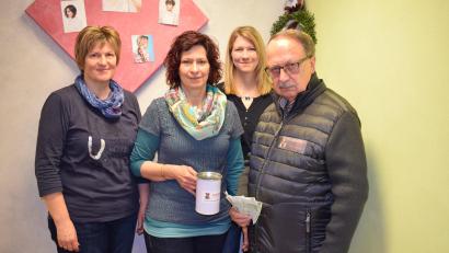 Bild: hdk
Der Salon Scharrer unterstützt die Kinderkrebshilfe: (von links) Karin Himmer-Schiener, Monika Scharrer, Corinna Scharrer und Andreas Steinl bei der Spendenübergabe.