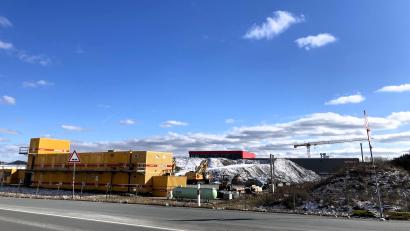 Bild: stg
Noch prägen Container und jede Menge Aushub das Bild, ab Juni soll an dieser Stelle das neue Ausbildungszentrum der Firma Markgraf entstehen.