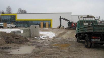 Bild: fg
Der neue Netto-Markt in Hirschau nimmt Konturen an. Der Bauausschuss diskutiert über die Gestaltung der Werbetafeln für das Objekt und den Zugang.
