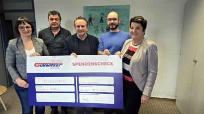 Bild: Baier
Enikö Nagy, Johannes Kozma, Diakon Karl Rühl, Michael Stahl und Eva Rudl-Truxa (von links) bei der Übergabe des symbolischen Spendenschecks.