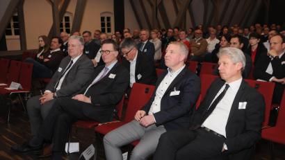 Bild: ge
Eine Menge Unternehmer und Interessenten kommen in den Saal des Theuerner Kulturschlosses. Es sprechen Landrat Richard Reisinger, IHK-Hauptgeschäftsführer Jürgen Helmes, Professor Matthias Franke (Fraunhofer Umsicht) und OTH-Präsident Professor Clemens Bulitta (von links).