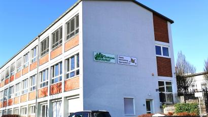 Bild: Portner
Noch zieren die Logos der beiden Klangkörper die Fassade der Grundschule Oberviechtach, wo sie im mittleren Stockwerk seit 2016 ihre Probenräume haben. Der Auszug steht in Kürze an.