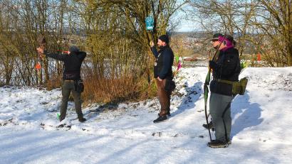 Bild: fdl
Volle Konzentration, bevor der Pfeil den Bogen verlässt: Ideales Wetter herrscht, als die "Bogn Jager" am Monte Kaolino ein 3D-Bogenturnier ausrichten.