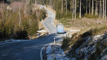 Bild: ld
Neben der alten Brücke über den Fuhrbach soll heuer zunächst ein Ersatzneubau entstehen, ehe im nächsten Jahr mit der Sanierung der Staatsstraße (im Bild mit Blick in Fahrtrichtung Mehlmeisel) begonnen wird.