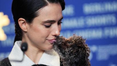 Bild: Soeren Stache/dpa
Margaret Qualley präsentierte ihren Hund erstmals der Öffentlichkeit.