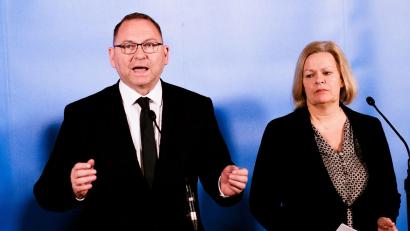 Bild: Carsten Koall/dpa
Die Gewerkschaften Verdi und dbb verhandeln für die Beschäftigten mit Bund und Kommunen. (Archivbild)