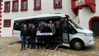 Bild: Stadt Marktredwitz/Pauline Manzke/exb
In Marktredwitz gibt es einen neuen "Marktbus". Im Bild von links Patrick Schraml (Edeka Schraml), Roland Biersack (Biersack Reisen), Alexander Spörl (Hagebaumarkt), Thomas Hecht (Wirtschaftsförderung, Stadt Marktredwitz), Wolfgang Biersack (Infrastruktur, Stadt Marktredwitz), Oberbürgermeister Oliver Weigel.