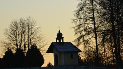 Bild: dob
Umkränzt von Bäumen steht das Schönberger-Kircherl auf einer Anhöhe über dem Luhetalort Kaimling. Auch im Winterhalbjahr ist es, kurz vor Sonnenuntergang, einen Abstecher wert.