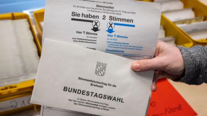 Symbolbild: Peter Kneffel/dpa
Zwei Stimmen können Bürger bei der Bundestagswahl am Sonntag abgeben. Eine davon ist für einen der Direktkandidaten aus dem Wahlkreis.