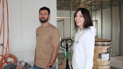 Bild: prh
Noch sind die Räume der ehemaligen Sonnen-Apotheke Baustelle. Am 02. Mai eröffnen dort Johannes Gruber und Laura Schlagenhaufer (von links) ihre Praxisgemeinschaft für Physiotherapie.